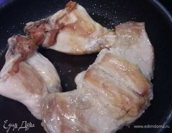 Кусочки кролика посолить и обжарить на разогретом оливковом масле до золотистой корочки.