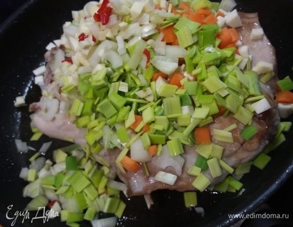 Добавить овощи, пассеровать несколько минут. 
