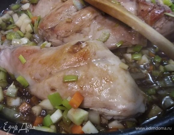 Увеличить огонь, влить белое вино с бальзамическим укусом, дать выпариться алкоголю и кислоте из уксуса. 