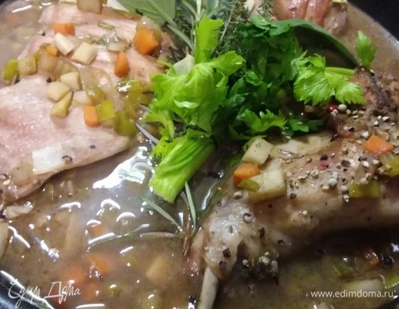 Влить бульон, положить букет гарни, поперчить, уменьшить огонь и тушить до готовности мяса. В зависимости от мяса на это потребуется 60-80 мин. Возможно понадобится в процессе готовки подлить чуть бульона. 