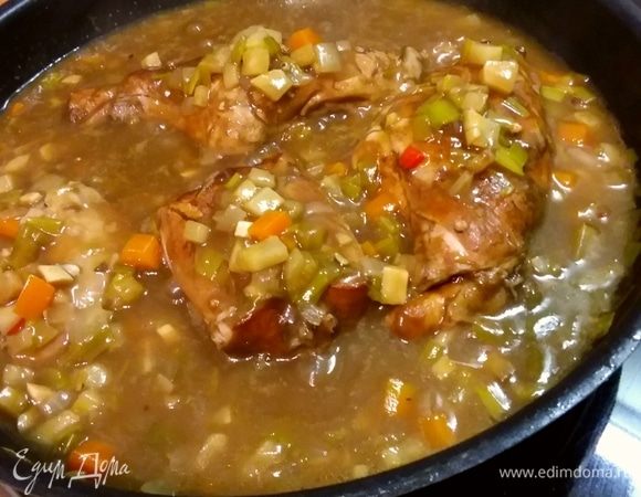 Когда мясо будет готово, вынуть букет гарни, он нам больше не понадобится. Посолить по вкусу. По желанию развести небольшое количество бульона 2 ч. л. крахмала, влить и загустить соус. 