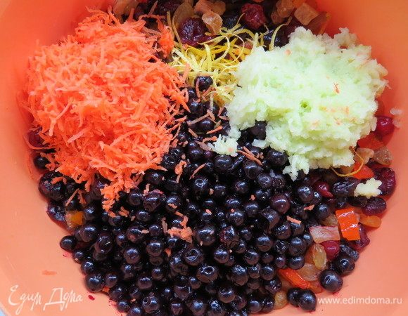 Яблоко и морковь натереть на мелкой терке, также добавить в миску.