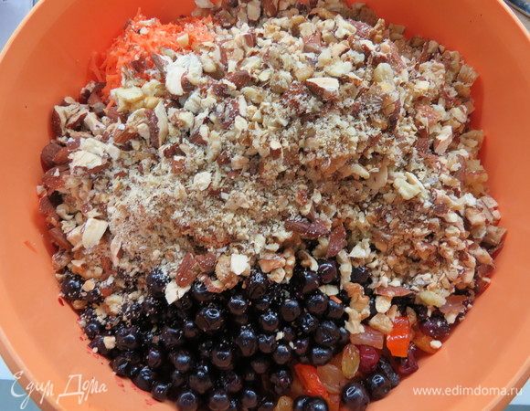 Грецкие орехи и миндаль немного обжарить, порезать не очень мелко, добавить к остальным ингредиентам. Все очень тщательно перемешать ложкой.