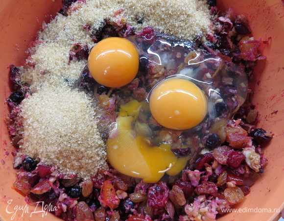 Добавить сахар (у меня коричневый), щепотку соли, 3 яйца, коньяк или бренди. Вымесить.