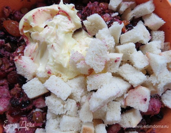 Белый хлеб без корочек нарезать небольшими кубиками. Добавляем в миску нарезанный хлеб, 1 столовую ложку муки и размягченное сливочное масло. Опять вымесить.