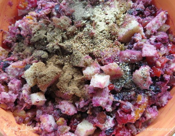 В самом конце добавляем специи (кардамон и мускатный орех), тщательно вымешиваем до однородности руками.