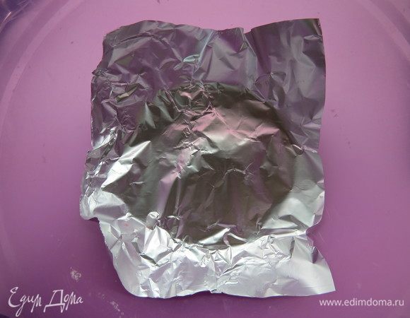 На дно огнеупорной миски выкладываем кусочек фольги, она нужна, чтобы потом легче было извлечь готовый пудинг. Форму лучше брать куполообразную, это традиционная форма английского рождественского пудинга.