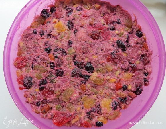 Выкладываем массу в миску, не забывая нежно, но плотно утрамбовывать.