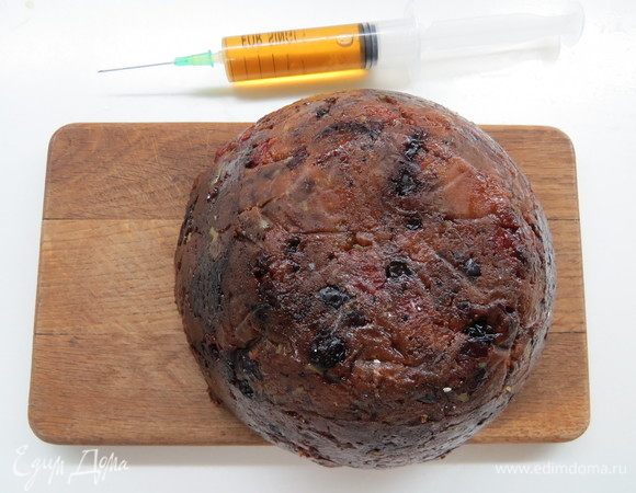 Готовый пудинг перевернуть на тарелку, сделать проколы и немного полить алкоголем (у меня коньяк).