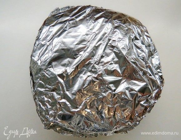 Затем оборачиваем фольгой и отправляем в прохладное место дозревать минимум на 4 недели.