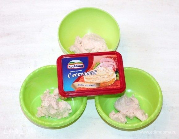 Плавленный сыр Hochland смешать со сливочным маслом, можно блендером. Сливочную массу разделить на 3 равные части.