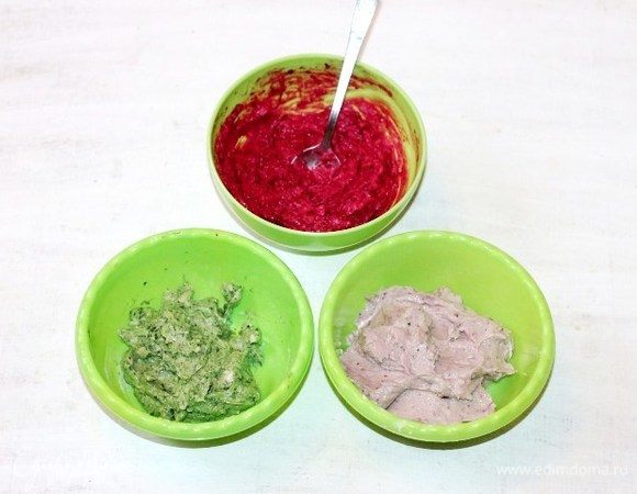 Филе сельди положить в первую миску, добавить бруснику и измельчить блендером. Во вторую миску положить свеклу (тертая — 2 ст. л.) и прессованный зубчик чеснока, посолить и измельчить. И в третью миску положить шпинат и измельчить. 