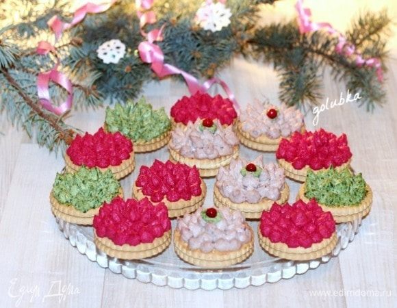 Перед подачей, серединку крекера смазать охлажденной сырной начинкой (капля) и соединить парами. Выложить сырную закуску на крекеры.
