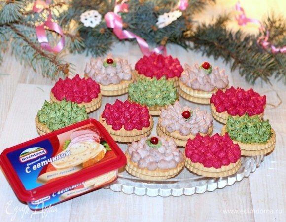 Селедочно-брусничную закуску украшаем брусникой. Свекольную закуску можно украсить дроблеными орешками. 
