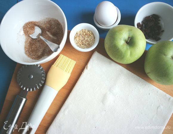 Приготовить все необходимое. Тесто достать из холодильника за 15–20 минут до приготовления. Корицу смешать с сахарным песком. Орехи измельчить. Лимонный сок выдавить.