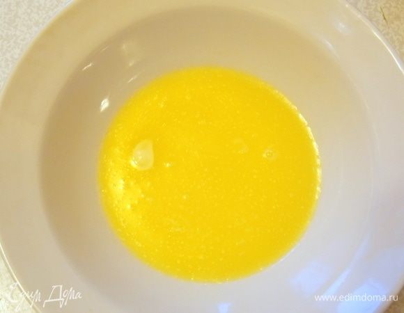 Сливочное масло растопить. Это можно сделать на плите или в микроволновке.