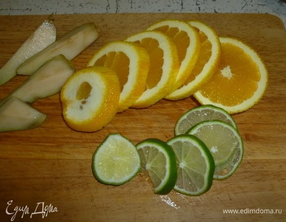 Нарезать фрукты дольками и добавить в кипящий сок.
