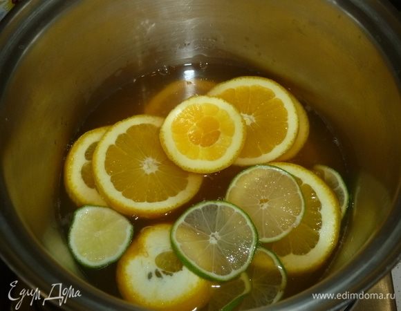 Добавить специи. Варить 5-7 минут, выключить огонь. 