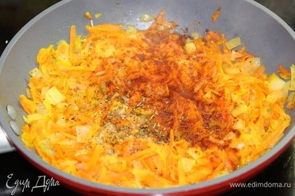 Лук мелко нарезать, морковь натереть на терке, чеснок измельчить. Обжарить овощи на растительном масле, добавить немного воды, потушить овощи до мягкости. Добавить тимьян и паприку.