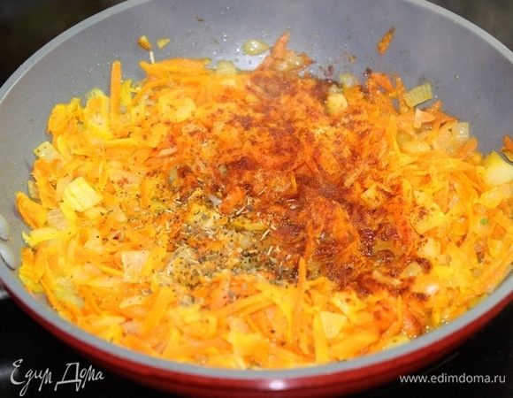 Лук мелко нарезать, морковь натереть на терке, чеснок измельчить. Обжарить овощи на растительном масле, добавить немного воды, потушить овощи до мягкости. Добавить тимьян и паприку.