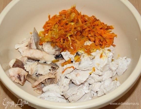 Поместить отваренные кусочки курицы и кусочки отваренной рыбы, овощи в миску, измельчить блендером.