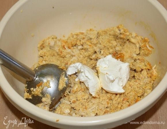 Добавить творожный сыр Hochland и взбить до пюреобразного состояния.