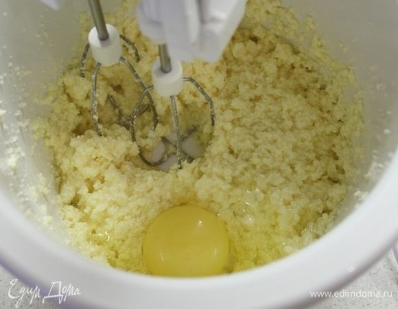 Сливочное масло взбить с сахаром, вбить по одному яйцу.