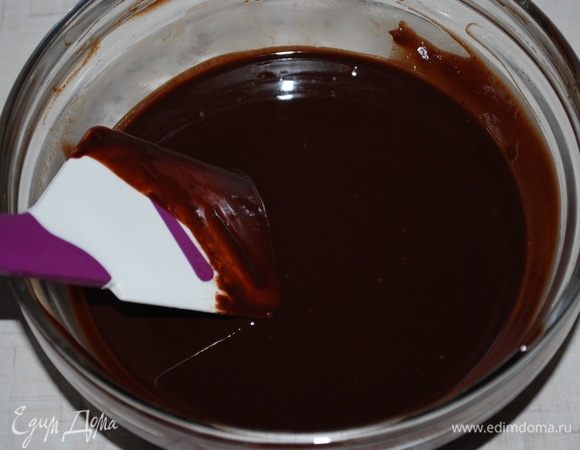 Сделаем бисквит брауни. Растопить темный шоколад (140 г) вместе с маслом (125 г) в микроволновке с интервалом в 30 секунд до объединения.