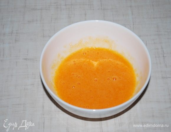 Смешать желтки (50 г) с сахаром (30 г), сразу все перемешать. Белки (75 г) взбить с 50 г сахара, не перебить, не должны быть острые пики.