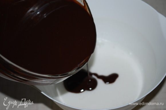 В мягкие белки добавить шоколадную смесь. Перемешать.