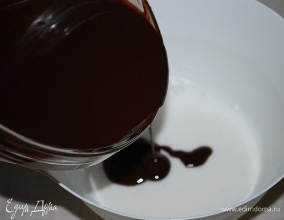 В мягкие белки добавить шоколадную смесь. Перемешать.