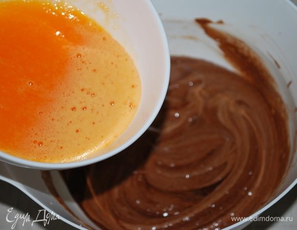 К белково-шоколадной массе добавить желтки с сахаром, перемешать.