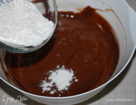 И в конце добавить 25 г муки в шоколадную смесь.