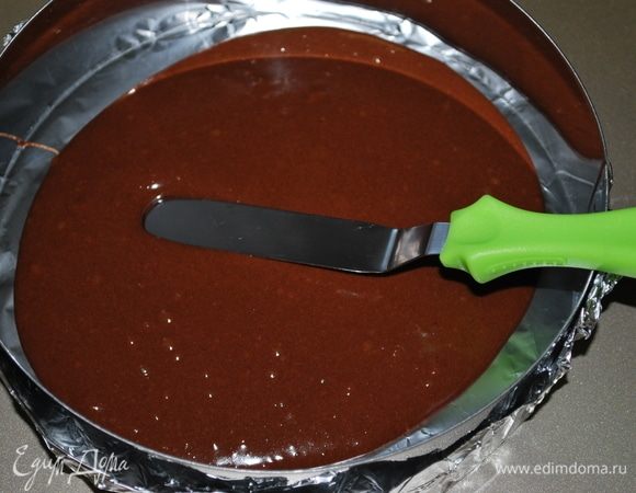 Разделить тесто на две части, разровнять тесто спатулой, один бисквит посыпать рубленым жареным арахисом (100 г) и выпекать брауни при 160°С примерно 15 минут в кольце 20 см. Брауни не перепечь, чтобы бисквит был посередине влажный, чтобы не был сухой.