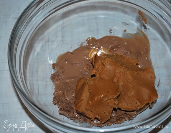 Сделаем хрустящий слой. Растопить молочный шоколад (50 г) в микроволновке, соединить растопленный шоколад с арахисовой пастой (40 г), перемешать.