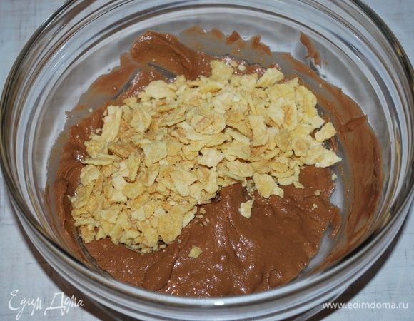 Добавить 35 г вафельной крошки, все перемешать.