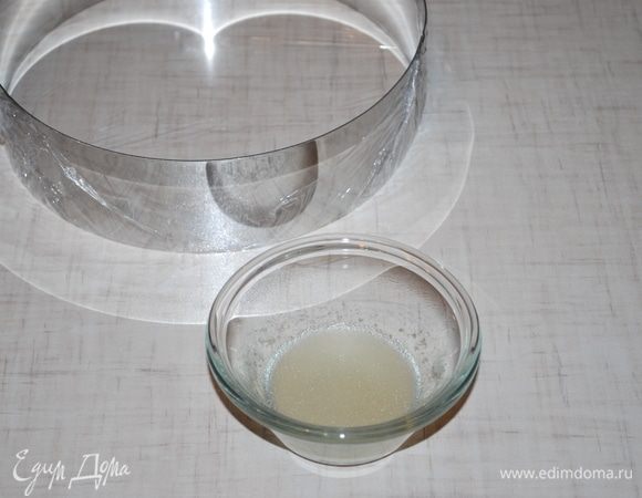 Готовим соленую карамель. Желатин (5 г) замочить в 30 мл воды.