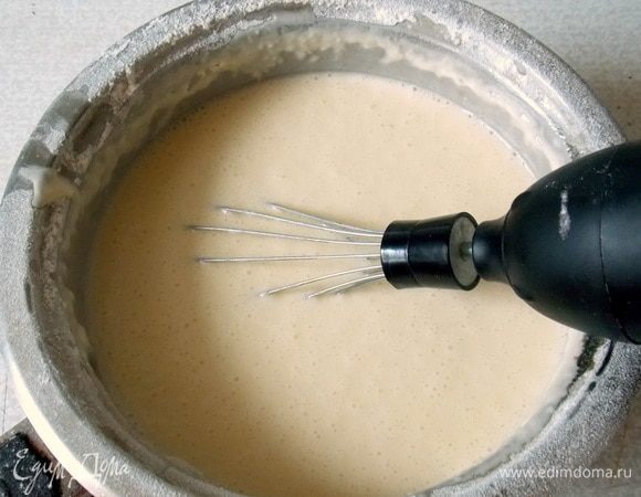 Муку смешать с соль, сахаром. Молоко смешать с яйцом до однородности. Влить молочную смесь потихоньку в мучную, взбивая до однородного состояния. Добавить сливочное масло, перемешать и оставить, чтобы тесто настоялось.