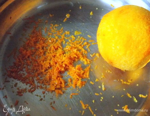 Апельсин хорошенько помыть с мылом и щеткой. Хорошенько сполоснуть, вытереть насухо и натереть цедру на мелкой терке.