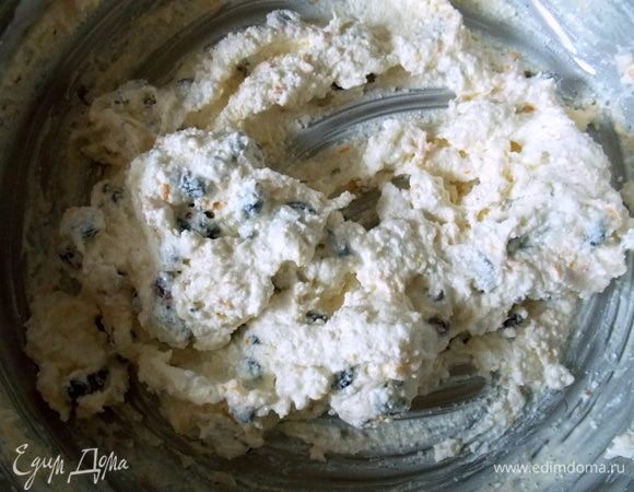 Соединить творог, цедру, изюм, сахар и сметану. Перемешать до однородной массы.