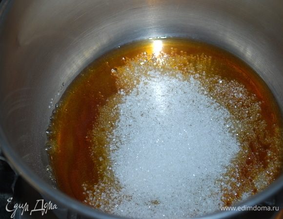 Когда первая часть сахара полностью растопится, добавить оставшийся сахар, подождать, пока вторая часть сахара растворится, мешать ложкой не надо, иначе сироп прилипнет к ложке. Тем временем сливки (95 мл) сильно подогреты, сахар растворился, стал коричневый.