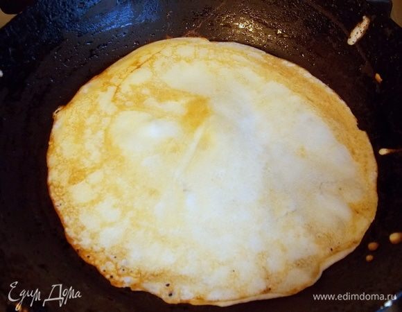 Испечь тонкие блинчики на разогретой и смазанной растительным маслом сковороде. Сильно не зажаривать, так как они будут снова обжариваться в дальнейшем.