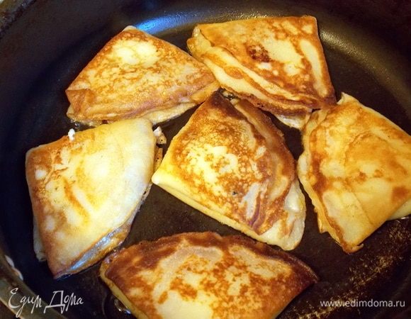 Обжарить сложенные блины с двух сторон на разогретой и смазанной сковороде.