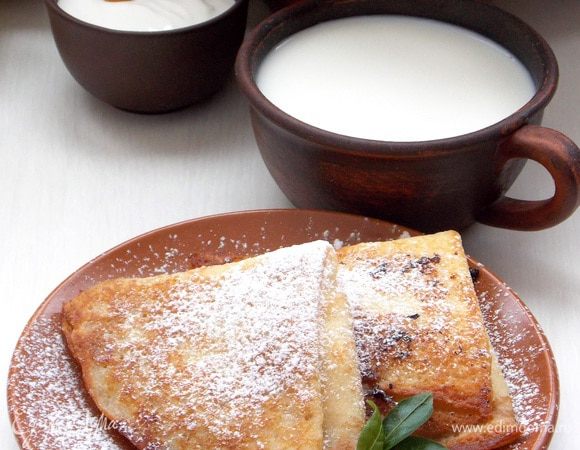 Перед подачей посыпать через ситечко сахарной пудрой, украсить мятой и подавать.