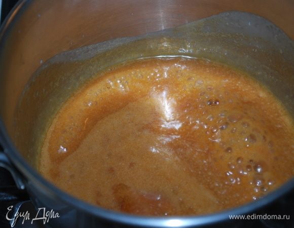 Добавляем тонкой струйкой горячие сливки. Не мешаем! Потрясываем сотейник, чтобы сливки лучше разошлись. Когда все сливки ввели, можно мешать смесь лопаткой.