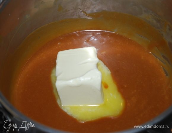 Когда всю карамель размешали, выключаем плиту и вводим масло (75 г 82,5%). Масло разошлось, добавляем 1 г соли.