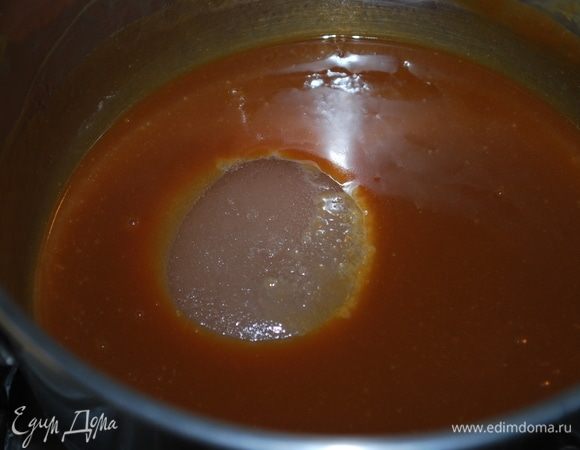 В конце добавляем желатин в горячую карамель, перемешиваем. 