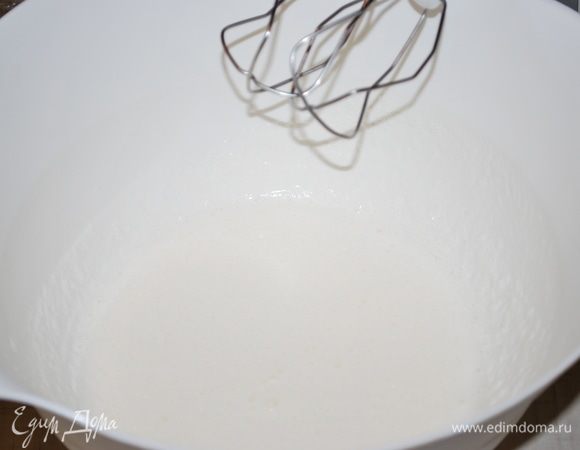 Сделаем мусс. Замочить желатин (10 г) в холодной воде (60 мл).
Взбить сливки (200 мл), сильно сливки не надо взбивать, они насыщенны кислородом, убираем их в холодильник. Взбиваем 55 г желтков.