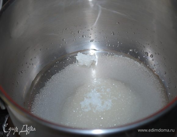 Сварим сироп. Вода (30 мл) и сахар (100 г) доводим до кипения, варим сироп. Готовый сироп тонкой струйкой вводим во взбитые желтки.