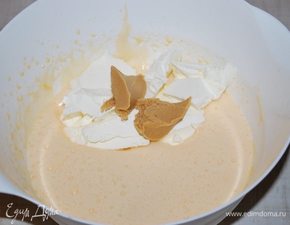 Желтки и сироп взбиваем миксером. Добавляем растопленный желатин. Добавляем ко взбитой массе сливочный сыр (200 г) и арахисовую пасту (80 г). Перемешиваем все. Смесь желтков, творожного сыра смешиваем со сливками. Мусс остывает быстро, все перемешиваем лопаткой. 